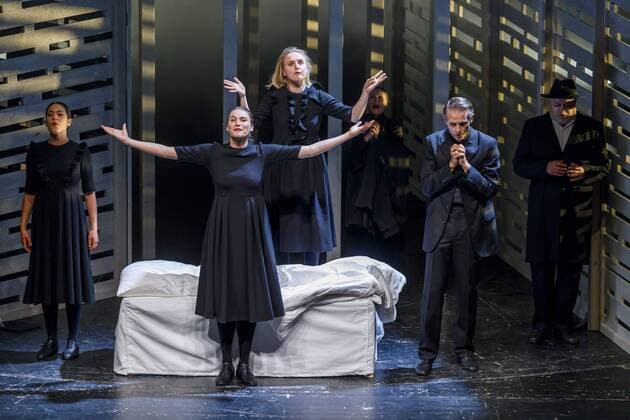 Hexenjagd am Staatstheaters Cottbus DEU Brandenburg Cottbus: Â Am Samstag, 20. Mai 2017, kam im Großen Haus des Staatstheaters Cottbus Arthur Millers berühmtes Schauspiel Hexenjagd zur Premiere. Regie führt Andreas Nathusius, der erstmals in Cottbus zu Gast ist. Arthur Miller schrieb Hexenjagd 1953 vor dem Hintergrund der amerikanischen Kommunistenhetzjagd unter Senator McCarthy. Bis heute ist das Schauspiel ein beklemmendes Psychogramm einer Gesellschaft im religiösen Wahn. Der abstrakte, objekthafte Bühnenraum von Ausstatterin Annette Breuer lässt Assoziationen an Kirchen und mennonitische Scheunengebäude zu. Heidrun Bartholomäus, Sigrun Fischer, Maja Lehrer, Ariadne Pabst, Lisa Schützenberger (Abigail Williams), Lucie Thiede, Susann Thiede, Michael Becker, Rolf-Jürgen Gebert, Gunnar Golkowski (John Proctor), Thomas Harms, Alexander Höchst (Reverend Hale), Ol
