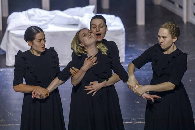 Hexenjagd am Staatstheaters Cottbus DEU Brandenburg Cottbus: Â Am Samstag, 20. Mai 2017, kam im Großen Haus des Staatstheaters Cottbus Arthur Millers berühmtes Schauspiel Hexenjagd zur Premiere. Regie führt Andreas Nathusius, der erstmals in Cottbus zu Gast ist. Arthur Miller schrieb Hexenjagd 1953 vor dem Hintergrund der amerikanischen Kommunistenhetzjagd unter Senator McCarthy. Bis heute ist das Schauspiel ein beklemmendes Psychogramm einer Gesellschaft im religiösen Wahn. Der abstrakte, objekthafte Bühnenraum von Ausstatterin Annette Breuer lässt Assoziationen an Kirchen und mennonitische Scheunengebäude zu. Lucie Thiede (Betty Parris), Lisa Schützenberger (Abigail), Maja Lehrer (Mercy Lewis). (
