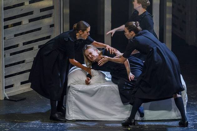 Hexenjagd am Staatstheaters Cottbus DEU Brandenburg Cottbus: Â Am Samstag, 20. Mai 2017, kam im Großen Haus des Staatstheaters Cottbus Arthur Millers berühmtes Schauspiel Hexenjagd zur Premiere. Regie führt Andreas Nathusius, der erstmals in Cottbus zu Gast ist. Arthur Miller schrieb Hexenjagd 1953 vor dem Hintergrund der amerikanischen Kommunistenhetzjagd unter Senator McCarthy. Bis heute ist das Schauspiel ein beklemmendes Psychogramm einer Gesellschaft im religiösen Wahn. Der abstrakte, objekthafte Bühnenraum von Ausstatterin Annette Breuer lässt Assoziationen an Kirchen und mennonitische Scheunengebäude zu. Heidrun Bartholomäus, Sigrun Fischer, Maja Lehrer, Ariadne Pabst, Lisa Schützenberger (Abigail Williams), Lucie Thiede, Susann Thiede, Michael Becker, Rolf-Jürgen Gebert, Gunnar Golkowski (John Proctor), Thomas Harms, Alexander Höchst (Reverend Hale), Ol