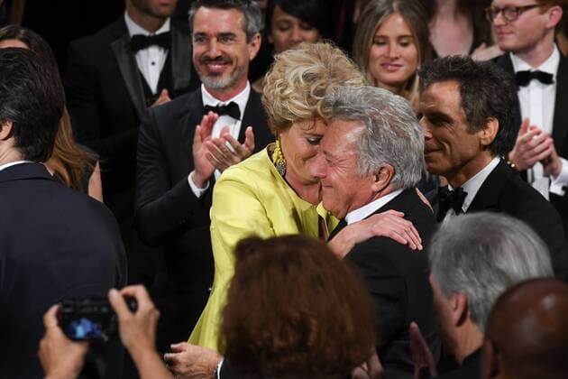 217847 Serge Arnal Starface 2017-05-21 Cannes France Exclusif: 70eme festival International du Film de Cannes. Ambiance fin de projection The Meyerowitz Stories . 70th International Cannes Film Festival. Atmosphere at the end of the screening EXCLUSIVE Hoffman, Dustin; Thompson, Emma  Copyright: xSergexArnalx xStarfacex STAR_217847_002