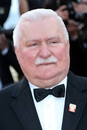 Lech Walesa arrives on the red carpet before the screening of the film The Meyerowitz Stories (New and Selected) during the 70th annual Cannes International Film Festival in Cannes, France on May 21, 2017.  CAN20170521095 DAVIDxSILPA