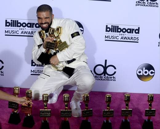 Entertainment Bilder der Woche Themen der Woche Recording artist Drake appears backstage with his awards for Top Artist, Top Male Artist, Top Billboard 200 Artist, Top Billboard 200 Album for Views, Top Hot 100 Artist, Top Song Sales Artist, Top Streaming Artist, Top Streaming Song (Audio) for One Dance, Top R&B Song for One Dance, Top R&B Collaboration for One Dance, Top Rap Artist, Top Rap Album for Views, and Top Rap Tour, during the annual Billboard Music Awards held at T-Mobile Arena in Las Vegas, Nevada on May 21, 2017. This year?s show will air live on both coasts at 8 p.m. ET on ABC. LAV201705211013 JIMxRUYMEN