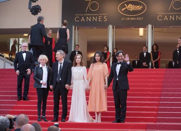 (170521) -- CANNES, May 21, 2017 -- (From L to R) French director and producer Claire Denis, South Korean director Hong Sang-soo, French actress Isabelle Huppert, South Korean actress Kim Min-hee and South Korean actor Jeong Jin-young pose on the red carpet for the screening of the film The Meyerowitz Stories in competition at the 70th Cannes International Film Festival in Cannes, France, on May 21, 2017. ) FRANCE-CANNES-FILM FESTIVAL- THE MEYEROWITZ STORIES -RED CARPET XuxJinquan 
