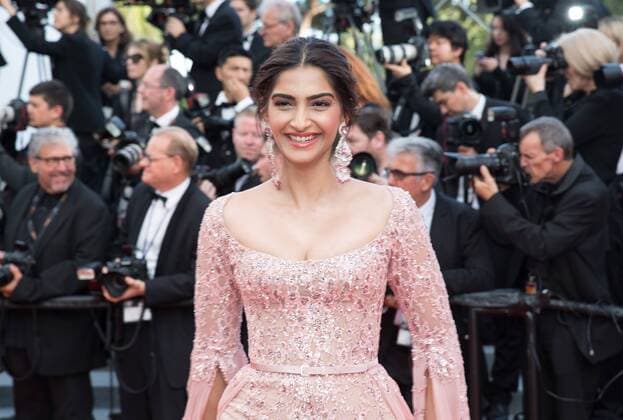(170521) -- CANNES, May 21, 2017 -- Indian actress Sonam Kapoor poses on the red carpet for the screening of the film The Meyerowitz Stories in competition at the 70th Cannes International Film Festival in Cannes, France, on May 21, 2017. ) FRANCE-CANNES-FILM FESTIVAL- THE MEYEROWITZ STORIES -RED CARPET XuxJinquan 