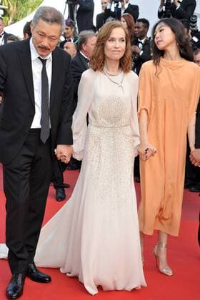 Hong Sang-soo, Isabelle Huppert and Kim Min-hee attending the The Meyerowitz Stories premiere during the 70th Cannes Film Festival at the Palais des Festivals in Cannes on May 21, 2017. Foto:xL.xFontanax xFuturexImage