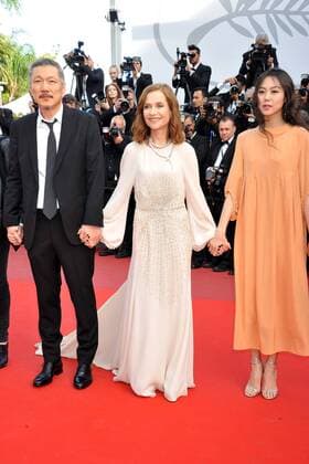 Hong Sang-soo, Isabelle Huppert and Kim Min-hee attending the The Meyerowitz Stories premiere during the 70th Cannes Film Festival at the Palais des Festivals in Cannes on May 21, 2017. Foto:xL.xFontanax xFuturexImage