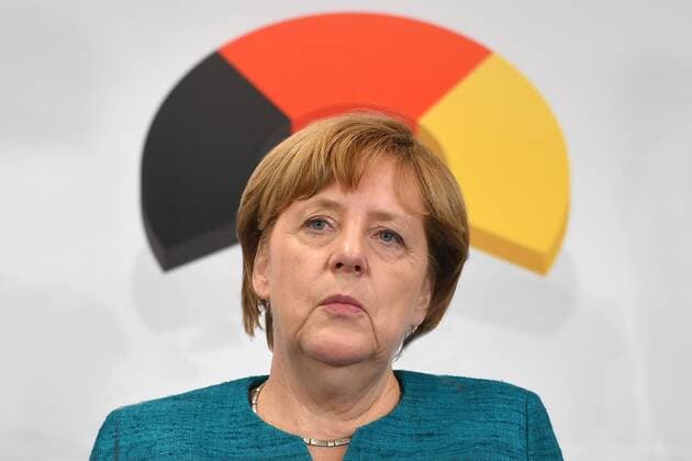 Themen der Woche Bilder des Tages Bundeskanzlerin Angela MERKEL (CDU) vor Schwarz Rot Gold ,Einzelbild,angeschnittenes Einzelmotiv,Portraet,Portrait,Porträt. Fraktionsvorsitzenden-Konferenz von CDU und CSU der Landtage, des Bundestages und des Europaparlamentes a.m 22.05.2017 in Muenchen