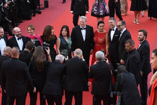 217880 Serge Arnal Starface 2017-05-22 Cannes France 70eme Festival International du Film de Cannes. Montee des Marches du film Mise a Mort du Cerf Sacre . 70th International Cannes Film Festival. Red Carpet of Mise a Mort du Cerf Sacre movie Gore, Al  Copyright: xSergexArnalx xStarfacex STAR_217880_024