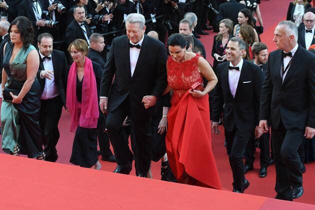 217880 Serge Arnal Starface 2017-05-22 Cannes France 70eme Festival International du Film de Cannes. Montee des Marches du film Mise a Mort du Cerf Sacre . 70th International Cannes Film Festival. Red Carpet of Mise a Mort du Cerf Sacre movie Gore, Al  Copyright: xSergexArnalx xStarfacex STAR_217880_025