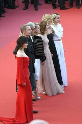 217880 Serge Arnal Starface 2017-05-22 Cannes France 70eme Festival International du Film de Cannes. Montee des Marches du film Mise a Mort du Cerf Sacre . 70th International Cannes Film Festival. Red Carpet of Mise a Mort du Cerf Sacre movie Beart, Emmanuelle; Deneuve, Catherine; Wilson, Lambert; Téchiné André  Copyright: xSergexArnalx xStarfacex STAR_217880_034