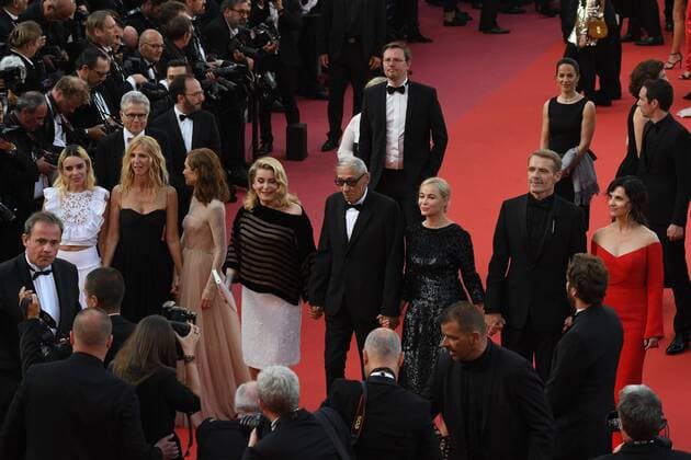217880 Serge Arnal Starface 2017-05-22 Cannes France 70eme Festival International du Film de Cannes. Montee des Marches du film Mise a Mort du Cerf Sacre . 70th International Cannes Film Festival. Red Carpet of Mise a Mort du Cerf Sacre movie Beart, Emmanuelle; Deneuve, Catherine; Wilson, Lambert; Téchiné André  Copyright: xSergexArnalx xStarfacex STAR_217880_035
