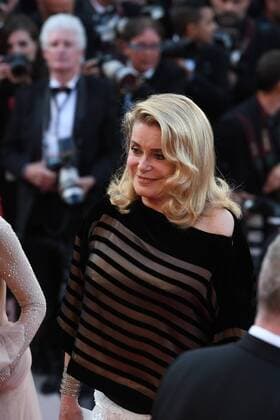 217880 Serge Arnal Starface 2017-05-22 Cannes France 70eme Festival International du Film de Cannes. Montee des Marches du film Mise a Mort du Cerf Sacre . 70th International Cannes Film Festival. Red Carpet of Mise a Mort du Cerf Sacre movie Deneuve, Catherine  Copyright: xSergexArnalx xStarfacex STAR_217880_036