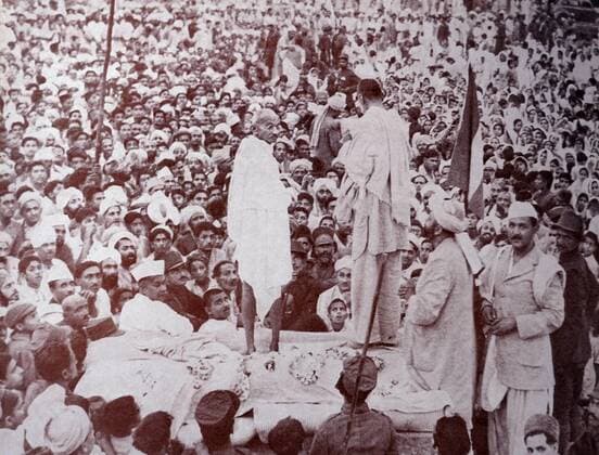 IMAGO ICONS: Mahatma Gandhi Mahatma Gandhi with Abdul Ghaffar Khan (1890 – 1988) (a Pashtun independence activist against the rule of the British Raj) in Peshawar India (now Pakistan) in 1947 WorldxHistoryxArchive 917_05_WHA_098_0444