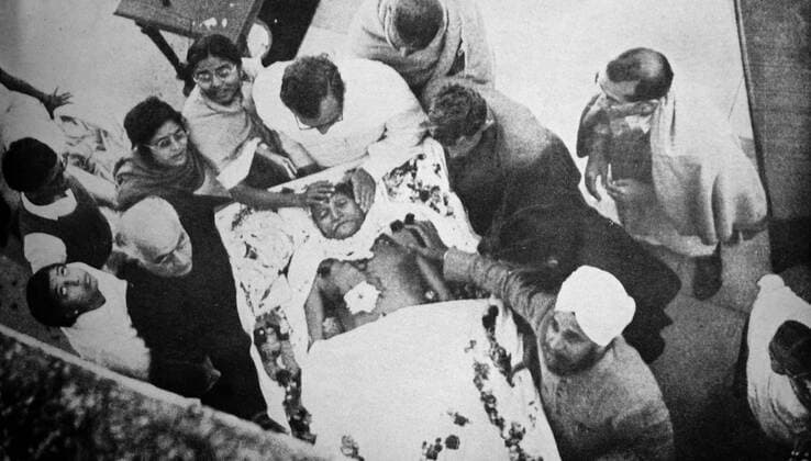 IMAGO ICONS: Mahatma Gandhi Funeral of Mohandas Karamchand Gandhi after he was assassinated in the garden of Birla House, on 30 January 1948. Gandhi (1869 – 1948), was the preeminent leader of the Indian independence movement in British-ruled India. Employing nonviolent civil disobedience, Gandhi led India to independence and inspired movements for civil rights and freedom across the world WorldxHistoryxArchive 917_05_WHA_098_0446