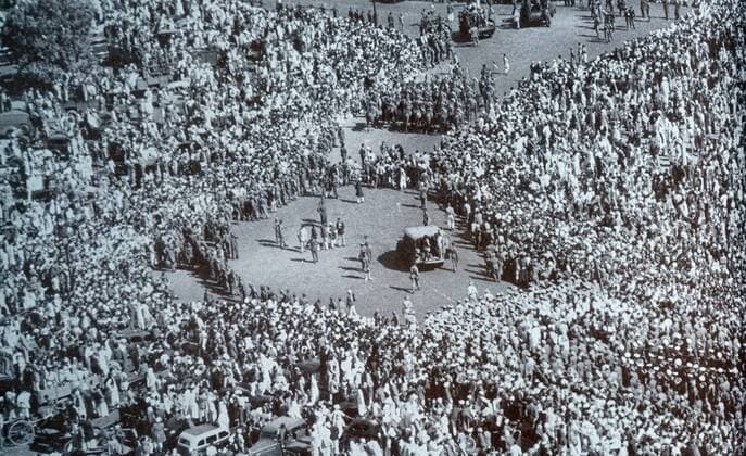 IMAGO ICONS: Mahatma Gandhi Funeral of Mohandas Karamchand Gandhi after he was assassinated in the garden of Birla House, on 30 January 1948. Gandhi (1869 – 1948), was the preeminent leader of the Indian independence movement in British-ruled India. Employing nonviolent civil disobedience, Gandhi led India to independence and inspired movements for civil rights and freedom across the world WorldxHistoryxArchive 917_05_WHA_098_0450
