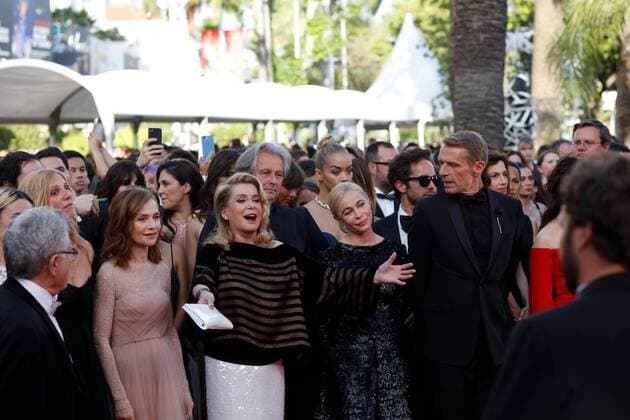 Sandrine Kiberlain, Isabelle huppert Catherine Deneuve, Emmanuelle Beart, Lambert Wilson CINEMA : 70 eme Festival de Cannes - Tapis rouge - Mise a mort du cerf sacre - 22 05 2017 loicThebaud Panoramic 