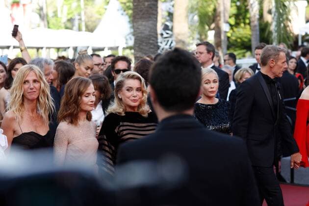 Sandrine Kiberlain, Isabelle huppert Catherine Deneuve, Emmanuelle Beart, Lambert Wilson, Juliette Binoche CINEMA : 70 eme Festival de Cannes - Tapis rouge - Mise a mort du cerf sacre - 22 05 2017 loicThebaud Panoramic 