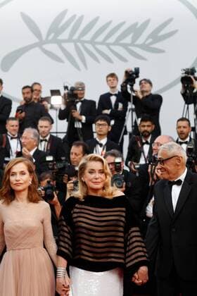 Catherine deneuve CINEMA : 70 eme Festival de Cannes - Tapis rouge - Mise a mort du cerf sacre - 22 05 2017 loicThebaud Panoramic 