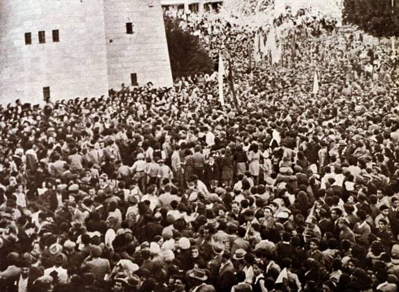 Photograph of a crowd of Palestinian Jews gather in Jerusalem to await the result of the United Nations vote on partition for Palestine, 29 November 1947. Dated 20th Century WorldxHistoryxArchive 917_05_WHA_101_0126