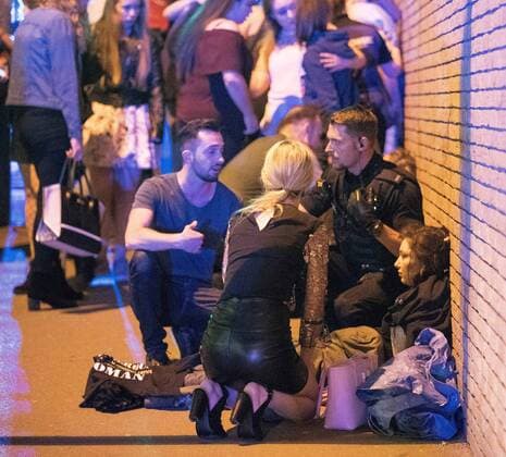 Bilder des Tages May 22, 2017 - Manchester, Manchester, UK - Manchester, UK. Police and other emergency services are seen near the Manchester Arena after reports of an explosion. Police have confirmed they are responding to an incident during an Ariana Grande concert at the venue. Manchester UK  - ZUMAl94_ 20170522_zaf_l94_112 Copyright: xJoelxGoodmanx