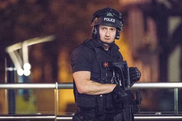 May 22, 2017 - Manchester, Manchester, UK - Manchester, UK. Police and other emergency services are seen near the Manchester Arena after reports of an explosion. Police have confirmed they are responding to an incident during an Ariana Grande concert at the venue. Manchester UK  - ZUMAl94_ 20170522_zaf_l94_115 Copyright: xJoelxGoodmanx