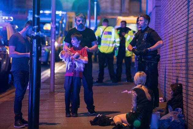 May 22, 2017 - Manchester, Manchester, UK - Manchester, UK. Police and other emergency services are seen near the Manchester Arena after reports of an explosion. Police have confirmed they are responding to an incident during an Ariana Grande concert at the venue. Manchester UK  - ZUMAl94_ 20170522_zaf_l94_113 Copyright: xJoelxGoodmanx