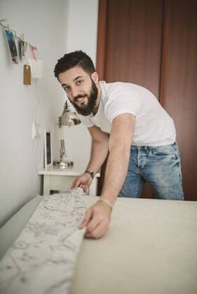 IMAGO Creative: Frühjahrsputz Young man making the bed at home model released Symbolfoto property released  RAEF01845