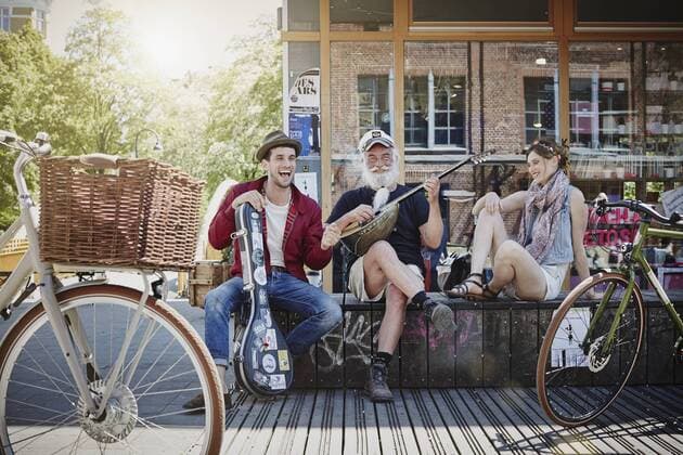 Germany, Hamburg, St. Pauli, Couple listening to old sailor, making street music model released Symbolfoto  RORF00817