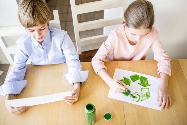 IMAGO Nature: Unsere Erde, Umweltverträgliche Herausforderungen des 21. Jahrhunderts, Recycling Brother and sister painting recycling symbols model released Symbolfoto property released  WESTF23004