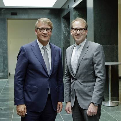 Themen der Woche 24.05.2017, Berlin, Deutschland - Pressekonferenz, Bundesverkehrsminister Alexander Dobrindt stellt die Strategie Planungsbeschleunigung des BMVI vor. Foto: v.l. Ronald Pofalla, Vorstand Infrastruktur bei der Deutschen Bahn, DB und Alexander Dobrindt, CSU, Bundesminister für Verkehr und digitale Infrastruktur.