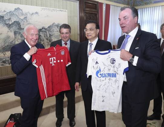 Themen der Woche (170524) -- BEIJING, May 24, 2017 -- Chinese Premier Li Keqiang receives gifts of football jerseys while meeting with German Vice Chancellor and Foreign Minister Sigmar Gabriel, who is in Beijing to attend the first meeting of the China-Germany people-to-people exchange dialogue, in Beijing, capital of China, May 24, 2017. ) (lb) CHINA-BEIJING-LI KEQIANG-GERMANY-FM-MEETING (CN) PangxXinglei 
