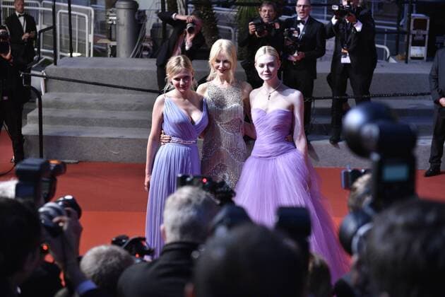 217986 Degun-Paoli Starface 2017-05-24 Cannes France 70eme Festival International du Film de Cannes. Redescente du film The Beguiled . 70th International Cannes Film Festival. The Beguiled cast leaving the screening Kidman, Nicole; Dunst, Kirsten; Fanning, Elle  Copyright: xDegun-Paolix STAR_217986_004