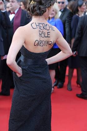 Bilder des Tages A festival attendee arrives on the red carpet before the screening of the film The Beguiled during the 70th annual Cannes International Film Festival in Cannes, France on May 24, 2017.  CAN20170524079 DAVIDxSILPA