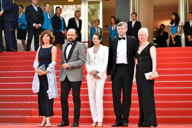 Bilder des Tages (170525) -- CANNES, May 25, 2017 -- Director Sergei Loznita (2nd R) and cast members of the film A Gentle Creature pose for photos on the red carpet for the screening of the film A Gentle Creature in competition at the 70th Cannes Film Festival in Cannes, France on May 25, 2017. )(zf) FRANCE-CANNES-70TH CANNES FILM FESTIVAL-IN COMPETITION-A GENTLE CREATURE-RED CARPET ChenxYichen 