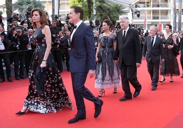 (From L to R) Desiree Gruber, Kyle MacLachlan, Emily Stofle, David Lynch, guest and Sabrina Sutherland arrive on the red carpet before the screening of Twin Peaks during the 70th annual Cannes International Film Festival in Cannes, France on May 25, 2017.  CAN20170525702 DAVIDxSILPA