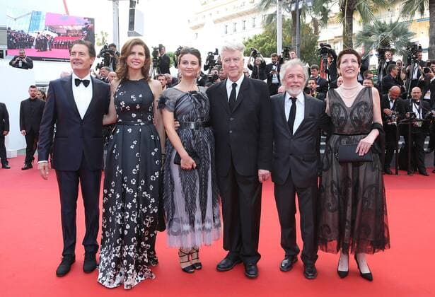 (From L to R) Kyle MacLachlan, Desiree Gruber, Emily Stofle, David Lynch, guest and Sabrina Sutherland arrive on the red carpet before the screening of Twin Peaks during the 70th annual Cannes International Film Festival in Cannes, France on May 25, 2017.  CAN20170525703 DAVIDxSILPA