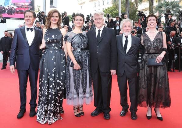 (From L to R) Kyle MacLachlan, Desiree Gruber, Emily Stofle, David Lynch, guest and Sabrina Sutherland arrive on the red carpet before the screening of Twin Peaks during the 70th annual Cannes International Film Festival in Cannes, France on May 25, 2017.  CAN20170525704 DAVIDxSILPA