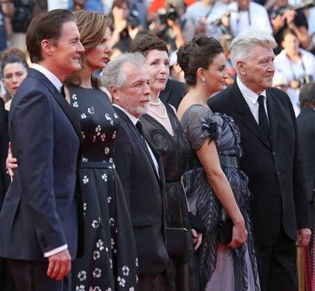 (From L to R) Kyle MacLachlan, Desiree Gruber, guest, Sabrina Sutherland, Emily Stofle and David Lynch arrive on the red carpet before the screening of Twin Peaks during the 70th annual Cannes International Film Festival in Cannes, France on May 25, 2017.  CAN20170525706 DAVIDxSILPA