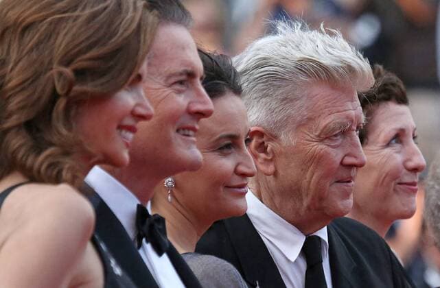(From L to R) Kyle MacLachlan, Desiree Gruber, Emily Stofle, David Lynch and Sabrina Sutherland arrive on the red carpet before the screening of Twin Peaks during the 70th annual Cannes International Film Festival in Cannes, France on May 25, 2017.  CAN20170525708 DAVIDxSILPA