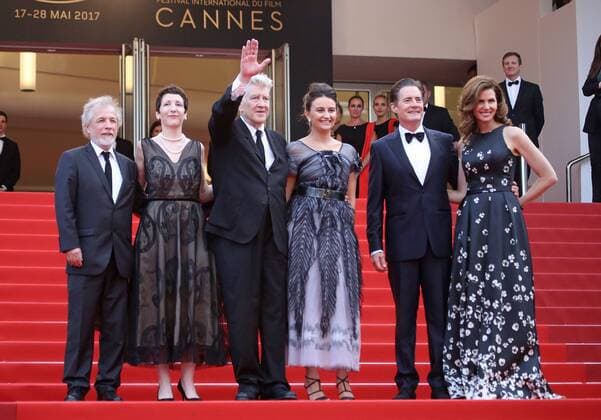 (From L to R) Guest, Sabrina Sutherland, Emily Stofle, David Lynch, Kyle MacLachlan and Desiree Gruber arrive on the red carpet before the screening of Twin Peaks during the 70th annual Cannes International Film Festival in Cannes, France on May 25, 2017.  CAN20170525711 DAVIDxSILPA