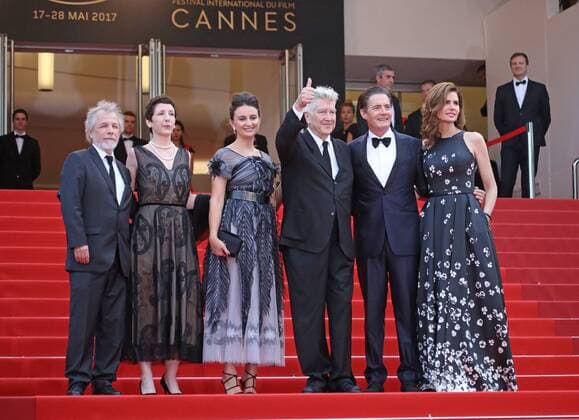 (From L to R) Guest, Sabrina Sutherland, Emily Stofle, David Lynch, Kyle MacLachlan and Desiree Gruber arrive on the red carpet before the screening of Twin Peaks during the 70th annual Cannes International Film Festival in Cannes, France on May 25, 2017.  CAN20170525712 DAVIDxSILPA
