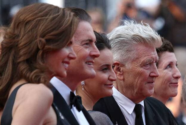 (From L to R) Kyle MacLachlan, Desiree Gruber, Emily Stofle, David Lynch and Sabrina Sutherland arrive on the red carpet before the screening of Twin Peaks during the 70th annual Cannes International Film Festival in Cannes, France on May 25, 2017.  CAN20170525709 DAVIDxSILPA