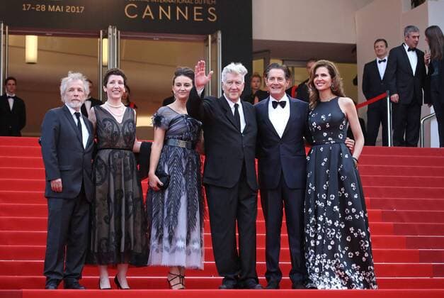 (From L to R) Guest, Sabrina Sutherland, Emily Stofle, David Lynch, Kyle MacLachlan and Desiree Gruber arrive on the red carpet before the screening of Twin Peaks during the 70th annual Cannes International Film Festival in Cannes, France on May 25, 2017.  CAN20170525713 DAVIDxSILPA