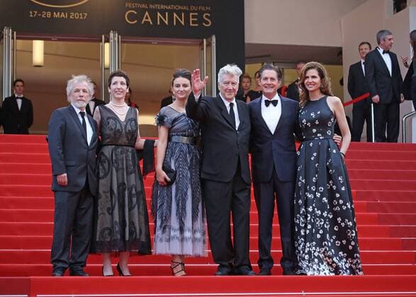 (From L to R) Guest, Sabrina Sutherland, Emily Stofle, David Lynch, Kyle MacLachlan and Desiree Gruber arrive on the red carpet before the screening of Twin Peaks during the 70th annual Cannes International Film Festival in Cannes, France on May 25, 2017.  CAN20170525714 DAVIDxSILPA