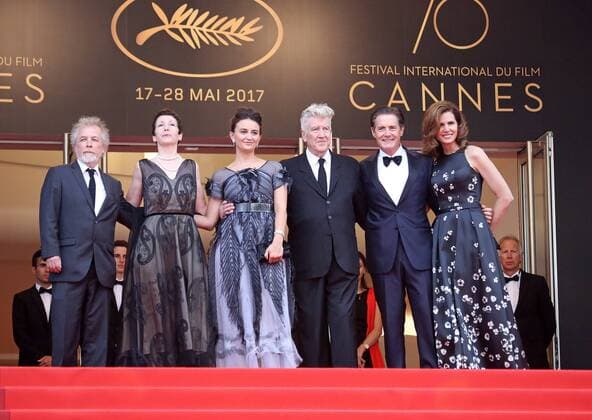 (From L to R) Guest, Sabrina Sutherland, Emily Stofle, David Lynch, Kyle MacLachlan and Desiree Gruber arrive on the red carpet before the screening of Twin Peaks during the 70th annual Cannes International Film Festival in Cannes, France on May 25, 2017.  CAN20170525716 DAVIDxSILPA