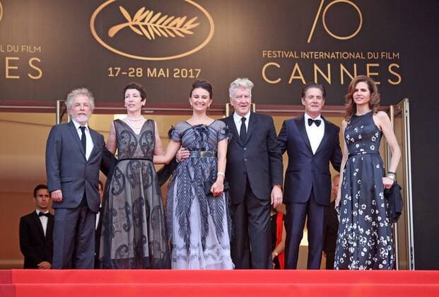 (From L to R) Guest, Sabrina Sutherland, Emily Stofle, David Lynch, Kyle MacLachlan and Desiree Gruber arrive on the red carpet before the screening of Twin Peaks during the 70th annual Cannes International Film Festival in Cannes, France on May 25, 2017.  CAN20170525718 DAVIDxSILPA