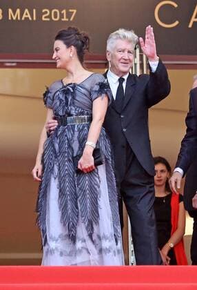 Emily Stofle (L) and David Lynch arrive on the red carpet before the screening of Twin Peaks during the 70th annual Cannes International Film Festival in Cannes, France on May 25, 2017.  CAN20170525725 DAVIDxSILPA