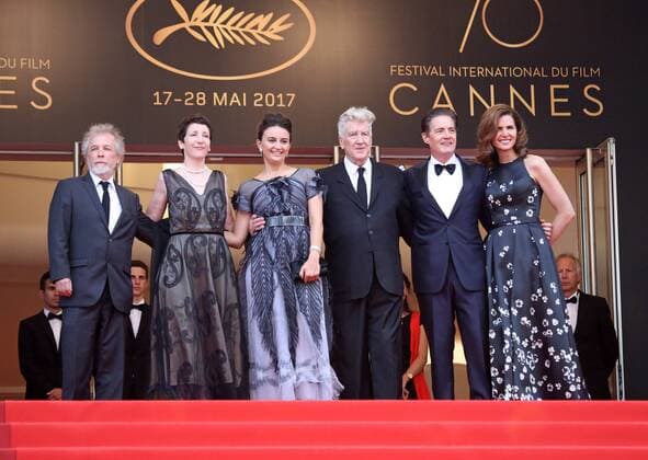 (From L to R) Guest, Sabrina Sutherland, Emily Stofle, David Lynch, Kyle MacLachlan and Desiree Gruber arrive on the red carpet before the screening of Twin Peaks during the 70th annual Cannes International Film Festival in Cannes, France on May 25, 2017.  CAN20170525715 DAVIDxSILPA