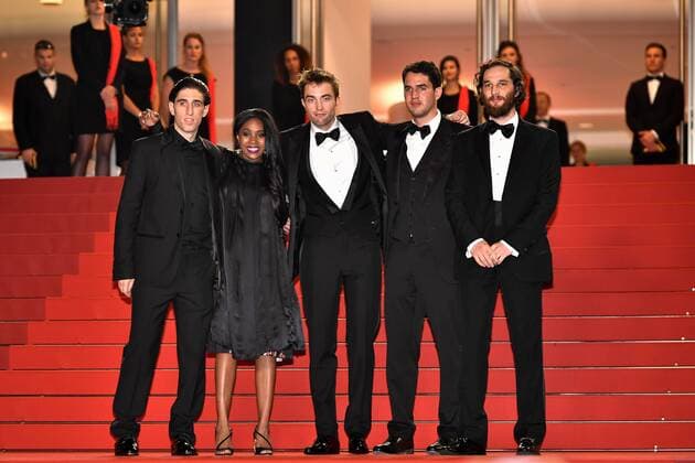 (170526) -- CANNES, May 26, 2017 -- (From L to R) Actor Buddy Duress, actress Taliah Webster, actor Robert Pattinson, Director Benny Safdie and Josh Safdie of the film Good Time pose for photos on the red carpet for the screening of the film in competition at the 70th Cannes Film Festival in Cannes, France on May 25, 2017. ) (jmmn) FRANCE-CANNES-70TH CANNES FILM FESTIVAL-IN COMPETITION-GOOD TIME-RED CARPET ChenxYichen 