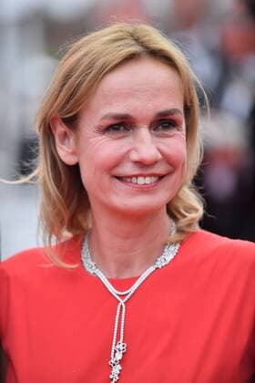 218052 Degun-Paoli Starface 2017-05-26 Etats-Unis 70eme Festival International du Film de Cannes. Montee des Marches du film L amant Double . 70th International Cannes Film Festival. Red Carpet of L amant Double movie . Bonnaire, Sandrine  Copyright: xDegun-Paolix STAR_218052_111